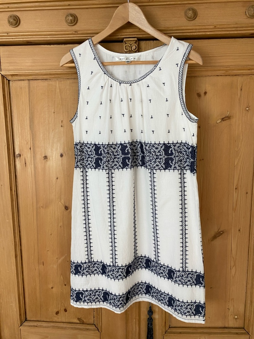 Max Studio White and Navy Sleeveless Embroidered Shift Dress